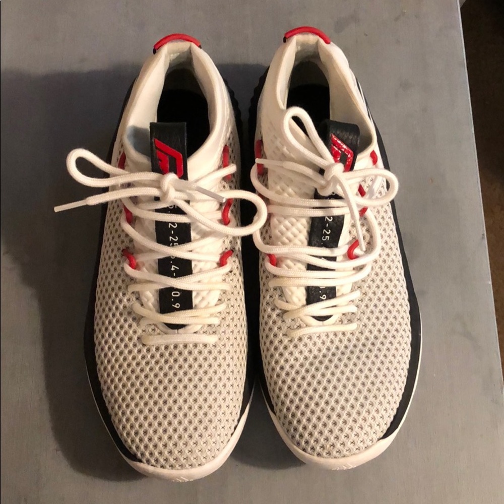 Like new Men’s Dame 4’s